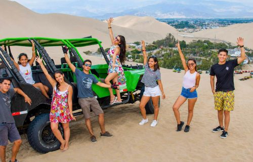 Tubular en huacachina con turistas