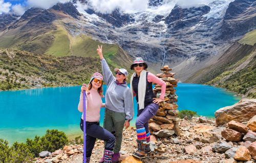 Turistas visitando la laguna humantay en cusco